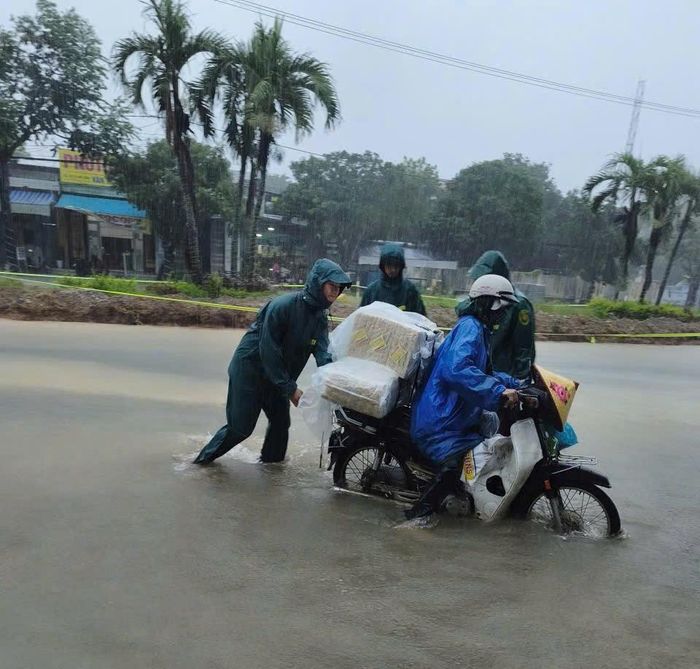 Mưa lớn trong 2 ngày 7 và 8/10 khiến hàng loạt khu vực tại các phường Tam Kỳ, Ban Thạch, Hương Trà, xã Núi Thành, xã Chiên Đàn... ngập cục bộ. Chính quyền địa phương ứng trực để hỗ trợ người dân đi qua khu vực ngập sâu.