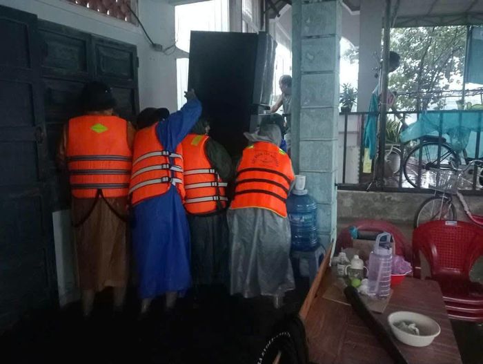 Hơn 200 cán bộ, chiến sĩ lực lượng vũ trang, công an xã Núi Thành, Đồn biên phòng Cửa khẩu cảng Kỳ Hà... phối hợp hỗ trợ nhân dân địa phương, đưa tài sản đến nơi cao ráo.