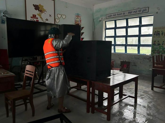 Ban Chỉ huy quân sự xã Núi Thành cho biết, do tình hình mưa còn phức tạp, đơn vị tiếp tục duy trì nghiêm chế độ trực, theo dõi tình hình thời tiết, sẵn sàng phối hợp công an cơ sở và lực lượng khác giúp dân di dời, sơ tán khi có yêu cầu.