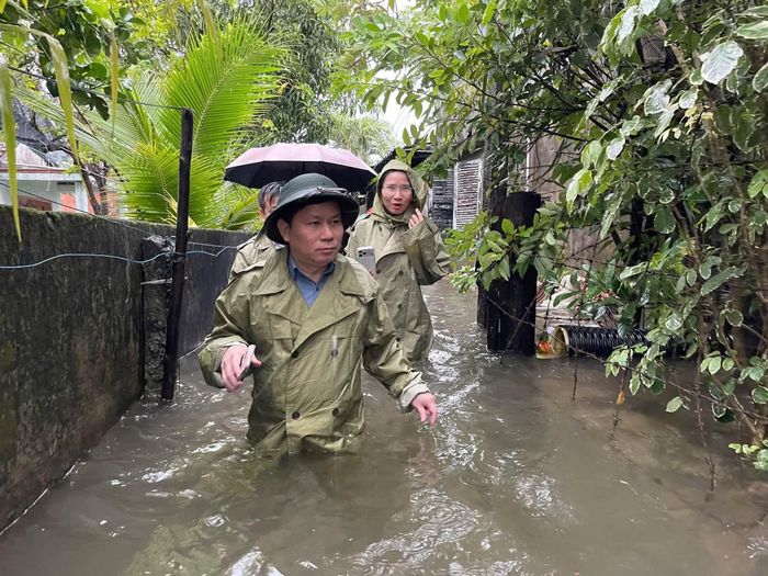 Chiều cùng ngày, Bí thư Đảng ủy xã Núi Thành Nguyễn Như Công cũng đã đến các khu dân cư trũng thấp kiểm tra công tác ứng phó mưa lũ.