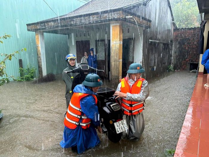 Đến 15h ngày 8/10, xã Núi Thành xuất hiện 14 điểm ngập tại 19 thôn, mực nước sông Trường Giang trên báo động I. Nhiều khu dân cư ngập hơn 0,5m, lực lượng chức năng hỗ trợ đưa tài sản và người đến nơi tránh, trú an toàn.