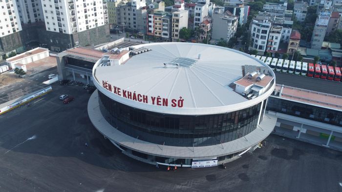 Với tổng mức đầu tư gần 120 tỷ đồng trên diện tích khoảng 27.500m², bến xe Yên Sở được thiết kế theo hướng hiện đại, trong đó tầng hầm rộng khoảng 5.000m² là một trong những hạng mục đáng chú ý. Công trình nằm trên đường Vành đai 3, cách bến xe Nước Ngầm khoảng 2km và bến xe Giáp Bát khoảng 5km.