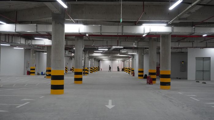 Tầng hầm rộng khoảng 5.000m² được bố trí làm khu vực trông giữ phương tiện, đồng thời hỗ trợ phân luồng giao thông, tạo thuận lợi cho hành khách di chuyển trong bến.