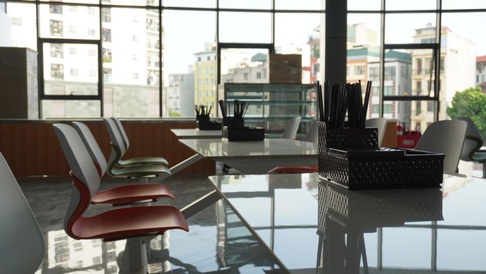 Theo ghi nhận của PV Báo Xây dựng, chỉ còn 2 ngày trước thời điểm dự kiến đưa vào khai thác, bến xe Yên Sở đã cơ bản hoàn thiện. Tuy nhiên, các thông tin về tuyến xe, lộ trình, giờ xuất bến và phương thức phục vụ hành khách vẫn chưa được công bố rộng rãi, khiến người dân có nhu cầu đi lại tại khu vực phía Nam Hà Nội khó chủ động tìm hiểu và lựa chọn bến xe mới.
