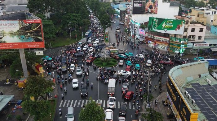 Kẹt tứ bề không có lối thoát nên ông Hà và nhiều người đành quay xe.