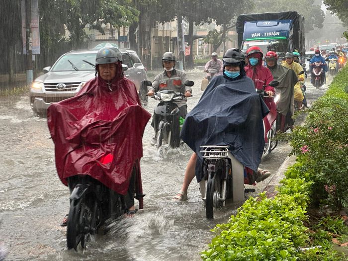 Kẹt xe nối dài trên nhiều tuyến đường ở Đồng Nai.