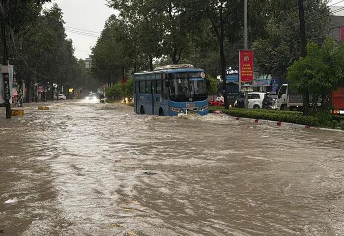 Người dân khổ sở chen chúc nhau qua điểm ngập để về nhà.
