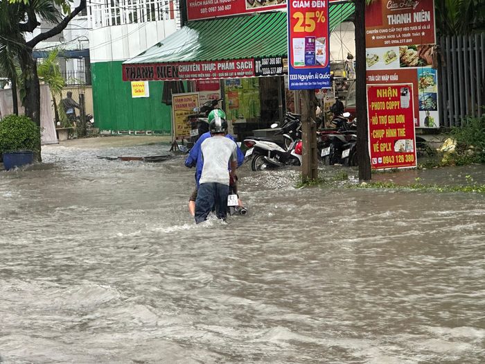 Xe máy chật vật qua điểm ngập sâu.