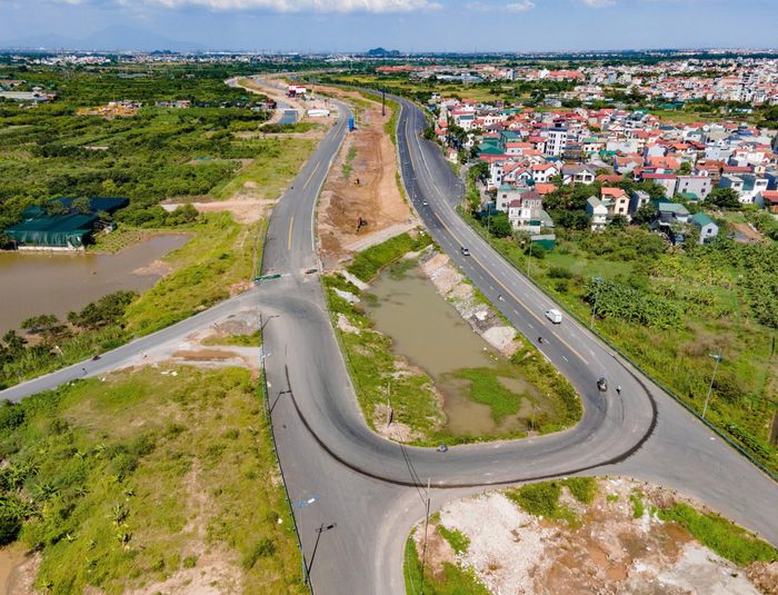Sau 15km đầu tiên, Hà Nội tiếp tục đặt mục tiêu thông xe khoảng 22km đường song hành Vành đai 4 trong tháng 11/2026. Trong đó, khoảng 13km từ nút giao cao tốc Nội Bài - Lào Cai đến khu vực cầu Hồng Hà và 9km từ Đại lộ Thăng Long đến quốc lộ 6 dự kiến được thông xe kỹ thuật. Trong ảnh, đường song hành đang hướng về quốc lộ 6.