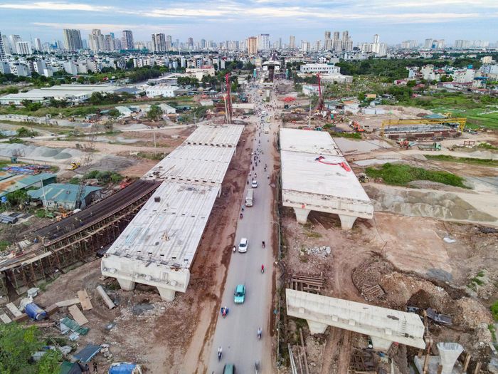 Công trường nút giao Vành đai 4 - Quốc lộ 6 đang được đẩy nhanh thi công, từng ngày hoàn thiện các hạng mục, phấn đấu thông xe đúng kế hoạch.