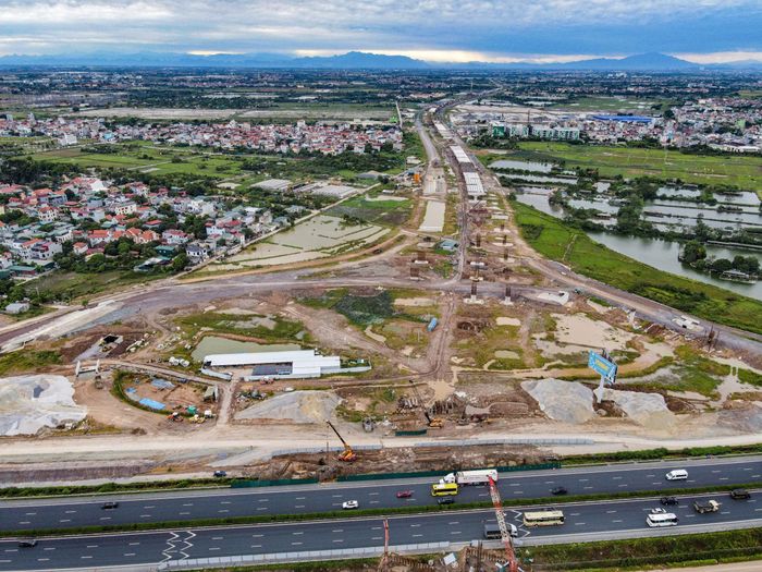 Chị Trần Thị Lan (Thanh Trì, Hà Nội), người thường xuyên di chuyển vào trung tâm thành phố làm việc, cho rằng tuyến đường song hành Vành đai 4 khi hoàn thành sẽ không chỉ tăng khả năng kết nối giao thông mà còn tạo động lực phát triển đô thị, dịch vụ và kinh tế tại các khu vực tuyến đi qua. “Nhìn tuyến đường ngày càng hoàn thiện, người dân chúng tôi rất phấn khởi. Nếu được đưa vào sử dụng đúng tiến độ, tuyến đường sẽ giúp giảm áp lực cho các tuyến hiện hữu, đồng thời mở thêm hướng đi cho người dân”, chị Lan chia sẻ.