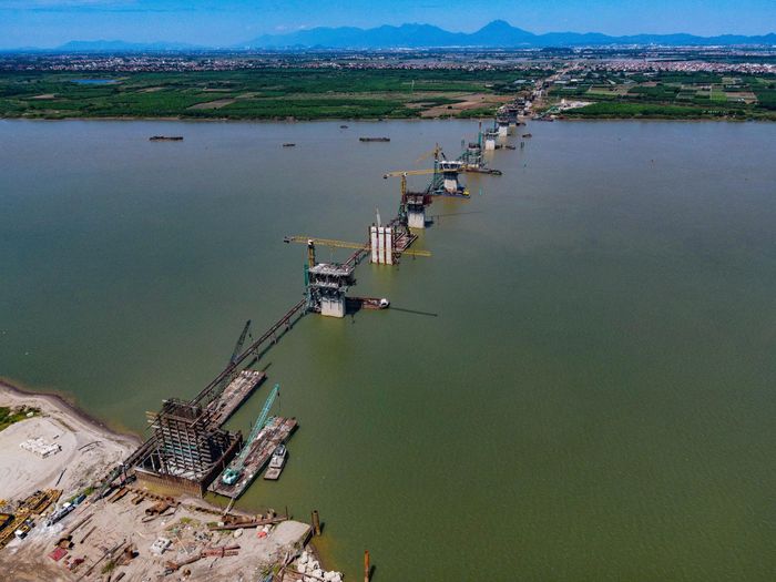 Hàng trăm công nhân ngày đêm đẩy nhanh tiến độ thi công trên công trường cầu Hồng Hà. 
