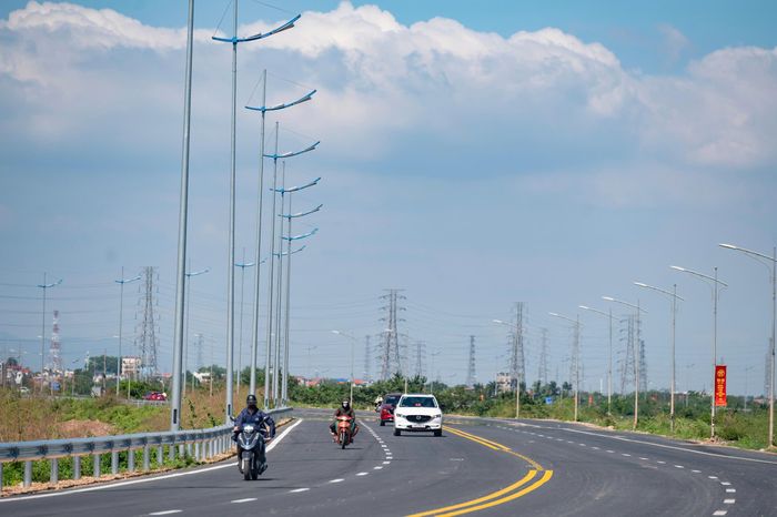 Theo thiết kế, lõi Vành đai 4 là tuyến cao tốc 6 làn xe, cho phép phương tiện lưu thông với tốc độ khoảng 100km/h. Hai bên tuyến cao tốc dành quỹ đất phát triển đường sắt quốc gia vành đai trong các giai đoạn tiếp theo. Phía ngoài là hệ thống đường song hành, đường gom đô thị, dải cây xanh cảnh quan và hành lang an toàn hạ tầng. Toàn tuyến có mặt cắt ngang rộng 90-135m.