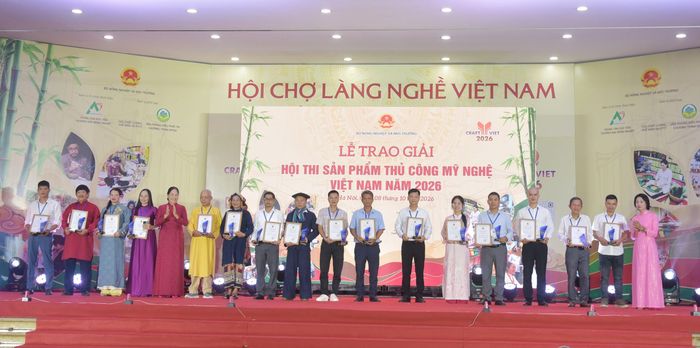 Ban tổ chức trao giải cho các tác giả, nghệ nhân đạt giải tại "Hội thi sản phẩm thủ công mỹ nghệ Việt Nam 2026".