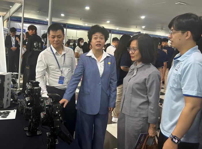 Bà Nguyễn Tố Quyên, Phó Giám đốc Sở Khoa học và Công nghệ Hà Nội cùng đại diện Trường Đại học Phennika và Trung tâm Chuyển đổi số quốc gia tham quan các gian hàng.