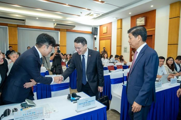 Lãnh đạo Bộ Tài chính gặp mặt các doanh nghiệp FDI tại tọa đàm. Ảnh: Đức Thanh
