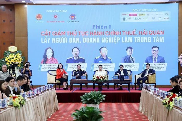 Đại diện cơ quan Thuế, Hải quan và các chuyên gia trao đổi, giải đáp những vướng mắc trong thực thi chính sách đến doanh nghiệp. Ảnh: Thanh Hằng