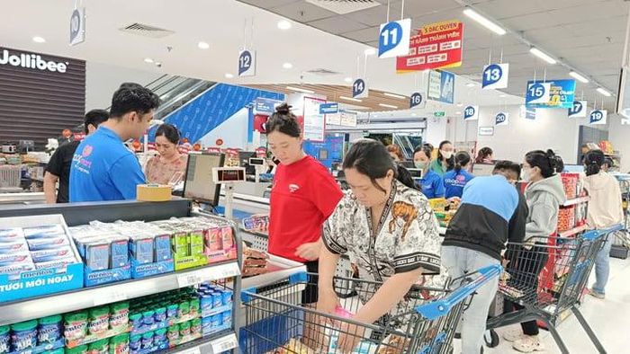  Khách hàng mua sắm tại Co.opmart, một trong những hệ thống bán lẻ đang đẩy mạnh tiêu thụ hàng Việt qua các chương trình kích cầu. 
