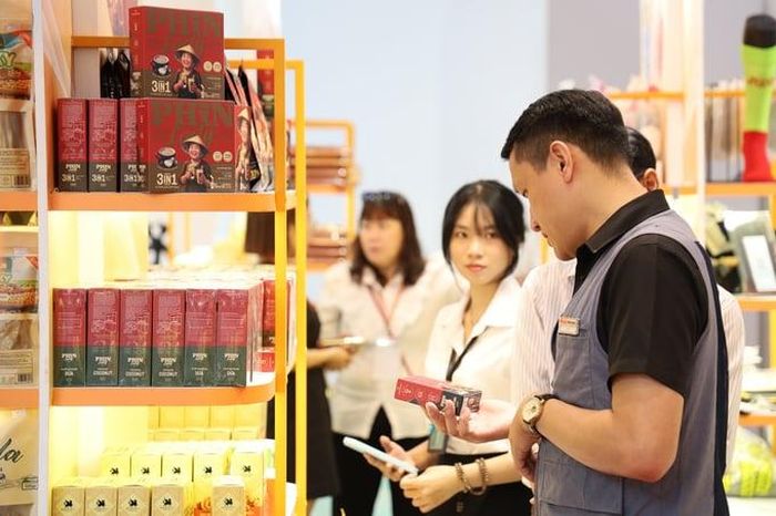  Người tiêu dùng tìm hiểu sản phẩm Việt tại không gian trưng bày, nơi doanh nghiệp có cơ hội giới thiệu mẫu mã và tiếp cận thị trường. 