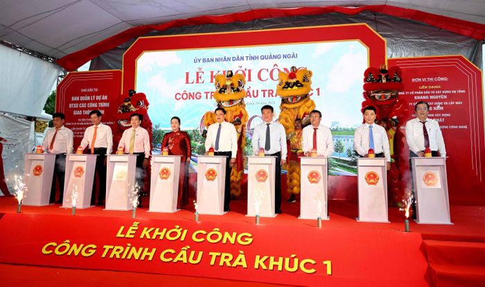 Các đồng chí lãnh đạo thực hiện nghi thức khởi công cầu Trà Khúc 1. Ảnh Nguyễn Đăng Lâm