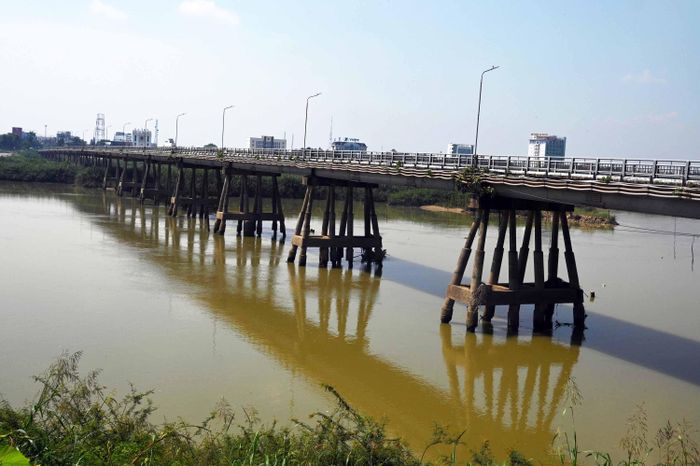 Cầu Trà Khúc hiện hữu đã sử dụng hơn 60 năm, đã xuống cấp nghiêm trọng. Ảnh Nguyễn Đăng Lâm