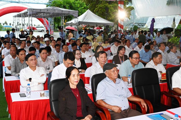 Các đại biểu dự lễ khởi công. Ảnh Nguyễn Đăng Lâm