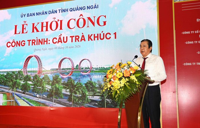 Ông Trần Hoàng Vĩnh, Giám đốc Ban quản lý dự án đầu tư xây dựng các công trình Giao thông tỉnh báo cáo tổng quát vềdự án công trình cầu Trà Khúc 1. Ảnh Nguyễn Đăng Lâm