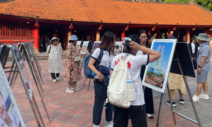 Du khách ấn tượng và thích thú trước những bức ảnh tại Triển lãm ảnh “Hà Nội trong tôi”.
