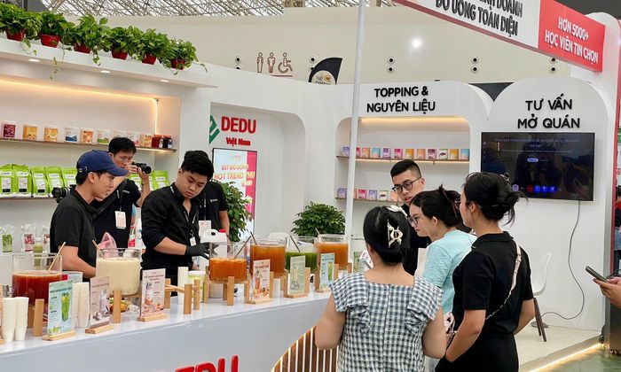 Các gian hàng thu hút khách hàng trải nghiệm sản phẩm