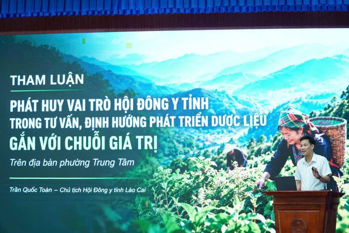 Chủ tịch Hội Đông y tỉnh Lào Cai - Trần Quốc Toàn phát biểu về phát triển cây dược liệu.