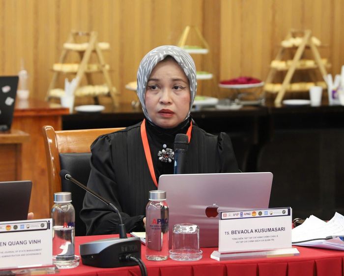  TS. Bevaola Kusumasari, Tổng Biên tập Tạp chí Hành chính công châu Á (ARPA Journal) và Tạp chí Policy & Governance chia sẻ tại Tọa đàm. 