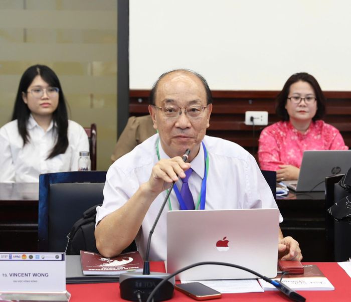  TS. Peter Fong, Chủ tịch Hiệp hội Hành chính Hồng Kông chia sẻ tại Tọa đàm. 