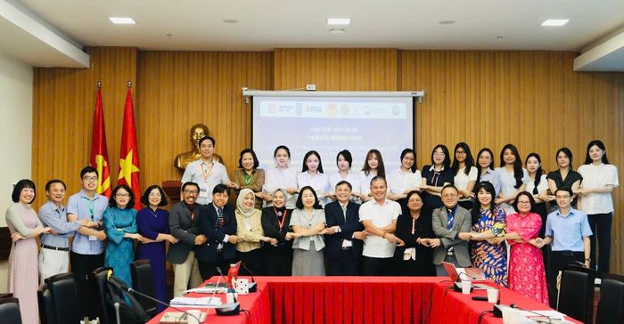 Các đại biểu chụp ảnh lưu niệm 
