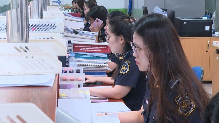Cán bộ Hải quan khu vực I thực hiện nghiệp vụ trên hệ thống, tăng cường quản lý rủi ro, nâng tỷ lệ xử lý hồ sơ thuận lợi cho doanh nghiệp. Ảnh: Chi cục Hải quan khu vực I.