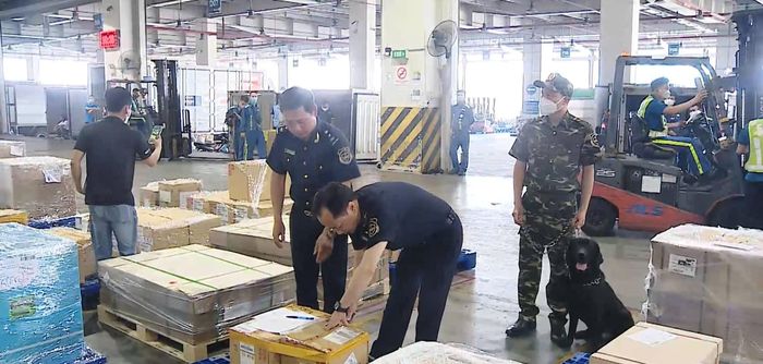 Cán bộ Hải quan kiểm tra hàng hóa tại khu vực kho, kết hợp tạo thuận lợi thông quan với kiểm soát, phòng chống buôn lậu và gian lận thương mại. Ảnh: Chi cục Hải quan khu vực I.