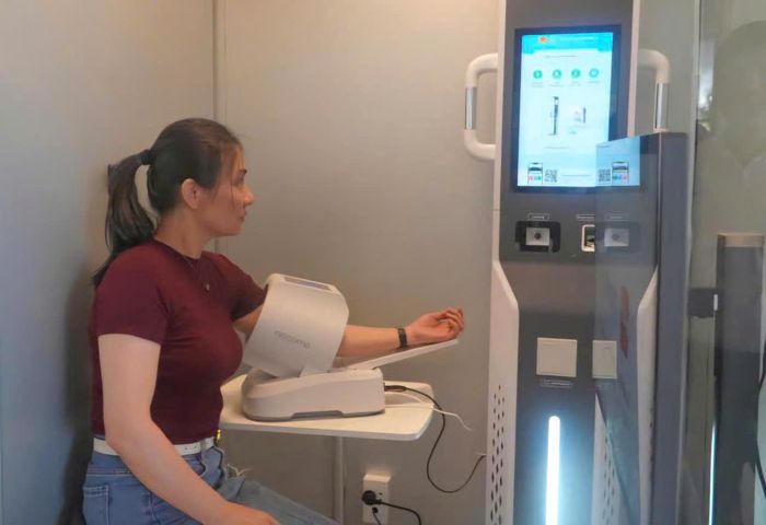 Người dân trải nghiệm đo huyết áp, phân tích chỉ số sức khỏe tại Trạm Công dân số