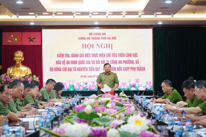 Đại tá Nguyễn Tiến Đạt, Phó Giám đốc CATP điều hành phần báo cáo tiến độ thực hiện các chỉ tiêu công tác.