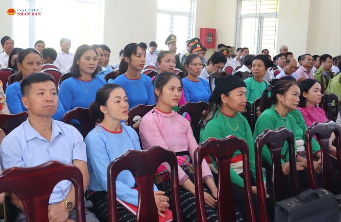 Cử tri xã Bát Mọt và Yên Nhân tham dự buổi tiếp xúc cử tri. Ảnh: Đào Cảnh