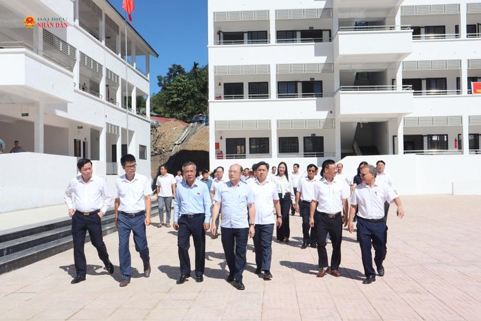 Bí thư Tỉnh ủy, Trưởng Đoàn ĐBQH tỉnh Thanh Hóa Lê Đức Thái kiểm tra cơ sở vật chất, khuôn viên Trường Phổ thông dân tộc nội trú Tiểu học và THCS Bát Mọt. Ảnh: Đào Cảnh