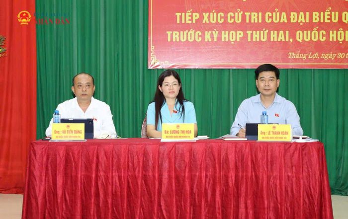 Phó Trưởng Đoàn ĐBQH tỉnh Thanh Hóa Lương Thị Hoa; Ủy viên hoạt động chuyên trách Ủy ban Pháp luật và Tư pháp Lê Thanh Hoàn; Phó Chủ tịch Hội Nông dân tỉnh Thanh Hóa Vũ Tiến Dũng tiếp xúc cử tri xã Thắng Lợi. Ảnh: Tâm Phương