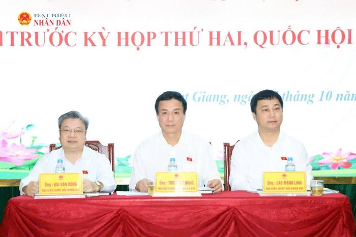 Phó Chủ nhiệm Ủy ban Văn hóa và Xã hội Triệu Thế Hùng; Phó Chủ nhiệm Ủy ban Dân nguyện và Giám sát Cao Mạnh Linh; Ủy viên hoạt động chuyên trách Ủy ban Kinh tế và Tài chính Bùi Văn Dũng tiếp xúc cử tri các xã Hoạt Giang, Đông Thành. Ảnh: Đỗ Đức