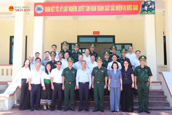 Bí thư Tỉnh ủy, Trưởng Đoàn ĐBQH tỉnh Thanh Hóa Lê Đức Thái cùng đoàn công tác với các cán bộ, chiến sĩ Đồn Biên phòng Bát Mọt. Ảnh: Đào Cảnh