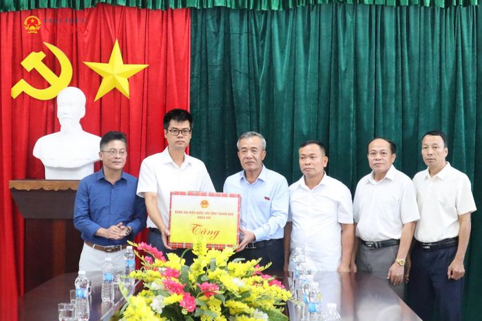 Bí thư Tỉnh ủy, Trưởng Đoàn ĐBQH tỉnh Thanh Hóa tặng quà lưu niệm của cho Trường Phổ thông dân tộc nội trú Tiểu học và Trung học cơ sở Bát Mọt. Ảnh: Đào Cảnh
