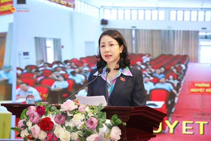 ĐBQH Phan Thị Thùy Linh phát biểu tại hội nghị tiếp xúc cử tri trực tiếp tại phường Hạc Thành và trực tuyến với 7 phường trên địa bàn tỉnh Thanh Hóa. Ảnh: Nhật Trường