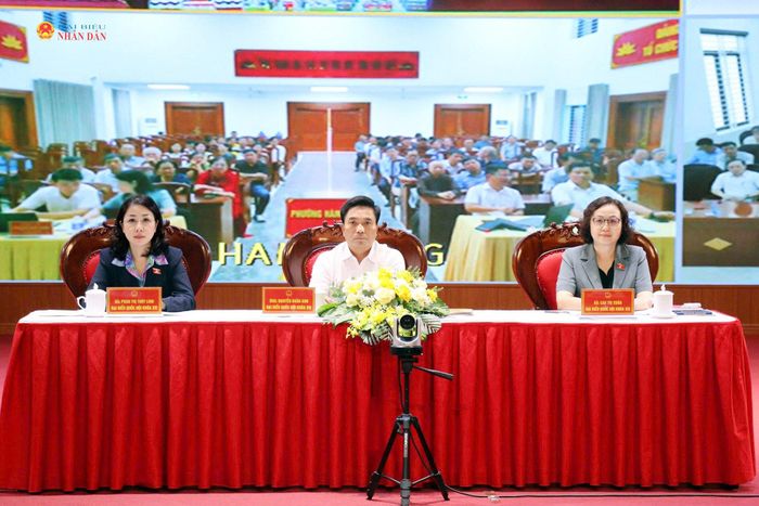 Phó Chủ tịch Quốc hội, Thượng tướng Nguyễn Doãn Anh; Phó Chủ tịch Hội đồng Dân tộc Cao Thị Xuân; ĐBQH hoạt động chuyên trách tại Ủy ban Văn hóa và Xã hội Phan Thị Thùy Linh tiếp xúc cử tri trực tiếp tại phường Hạc Thành và trực tuyến tại 7 phường khác. Ảnh: Nhật Trường