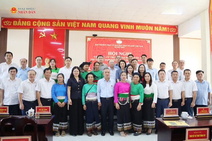 Bí thư Tỉnh ủy, Trưởng Đoàn ĐBQH tỉnh Thanh Hóa Lê Đức Thái và các đại biểu cùng cử tri xã Bát Mọt, Yên Nhân. Ảnh: Đào Cảnh