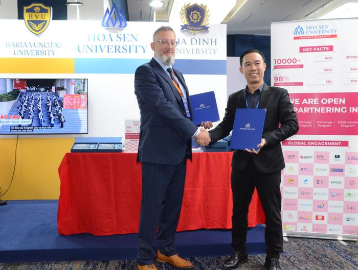 PGS.TS Nguyễn Tuấn Đức - Phó HT Trường ĐH Hoa Sen ký kết hợp tác cùng đại diện của đại học quốc tế. Ảnh NC.