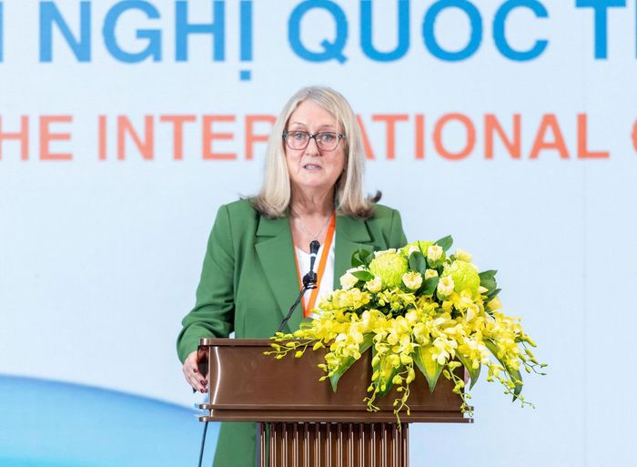 Bà Nam tước Smith xứ Malvern, Quốc vụ khanh phụ trách Kỹ năng Bộ Giáo dục Vương quốc Anh phát biểu tại Hội nghị. Ảnh: Mạnh Hưng