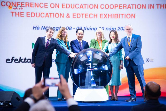 Các đại biểu ấn nút khai mạc Triển lãm Giáo dục và Công nghệ giáo dục