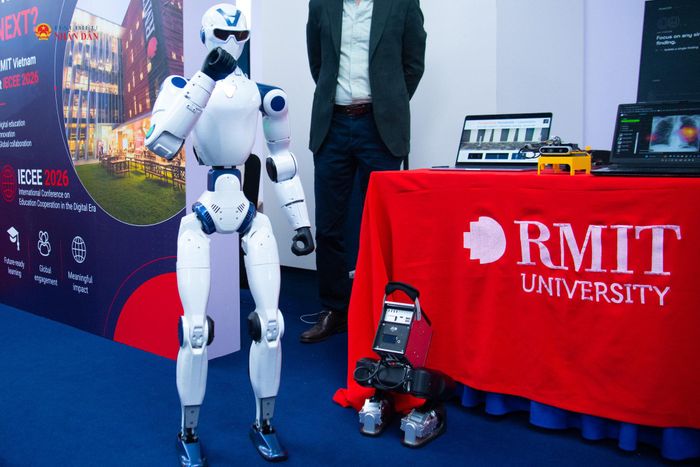 Gian hàng trưng bày công nghệ robot tại triển lãm thu hút sự chú ý của nhiều người đại biểu